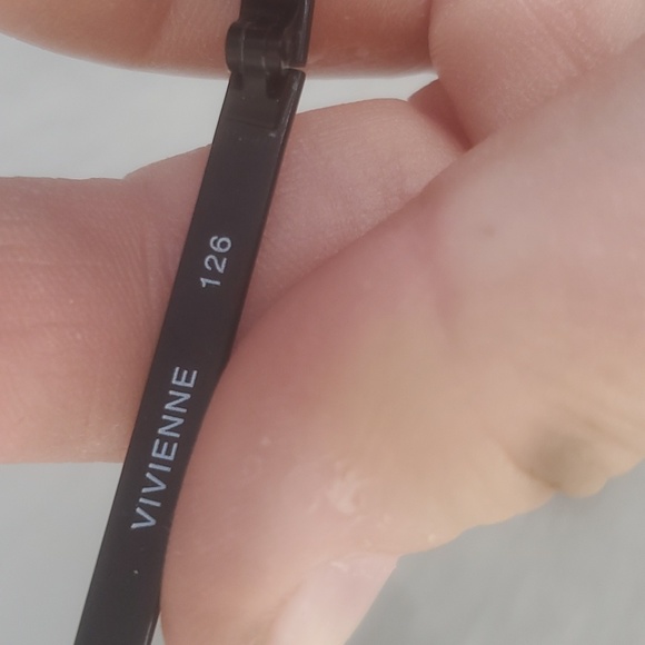 QUAY Australia Vivienne Sunglasses. - Picture 11 of 14